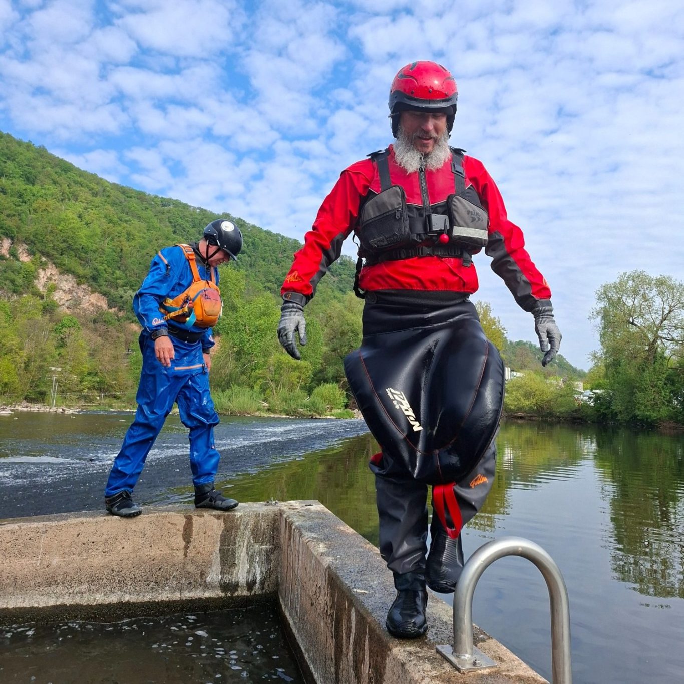 Wildwasser Sicherheitskurs in Bad Kreuznach Zwei Männer mit Trockenanzug.
