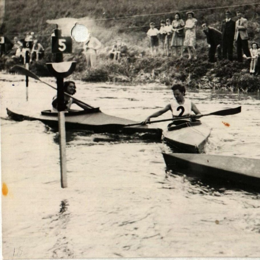 Zwei Kanufahrer konkurrieren in einem Wildwasserkanal bei einem Wettkampf.