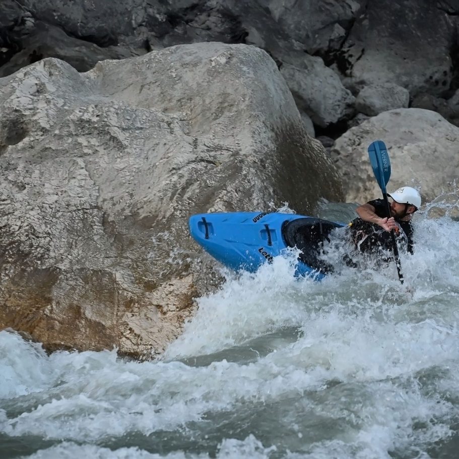 Paddler in Kajak auf dem Guil