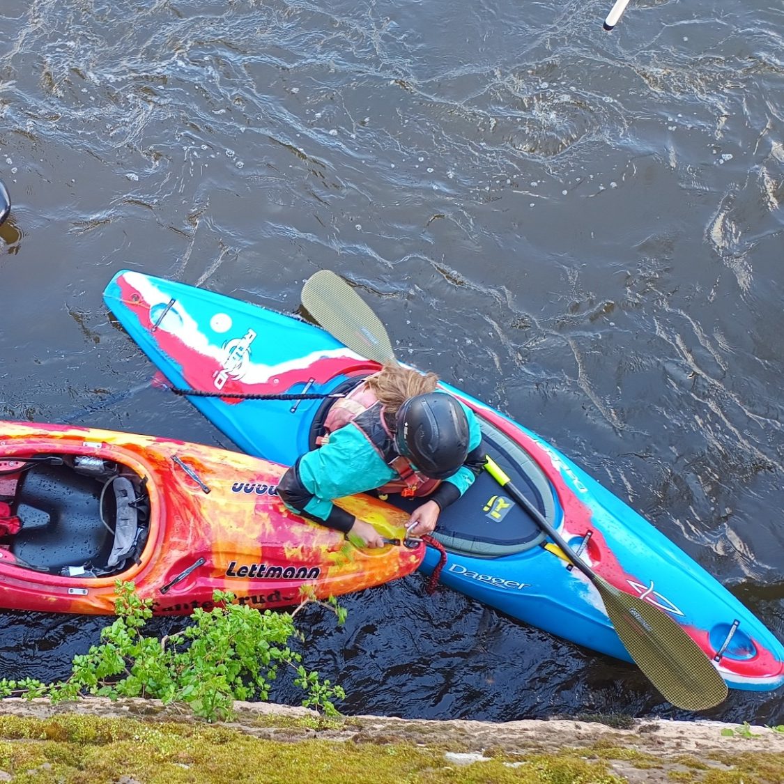 Kajak fahren in Bad Kreuznach Eine Person in einem Kajak paddelt auf einem fließenden Gewässer.