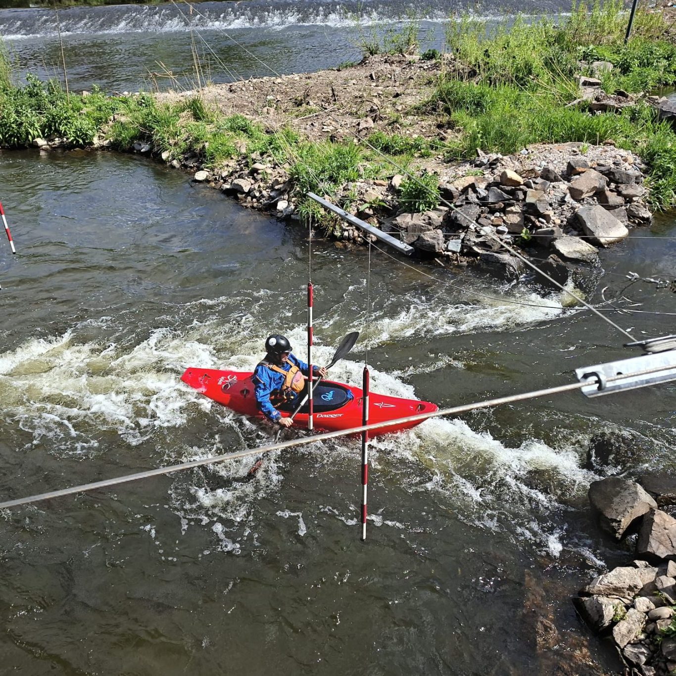 Wildwasserstrecke Bad Kreuznach Kajakfahrer paddelt durch die Wildwasserstrecke in Bad Kreuznach