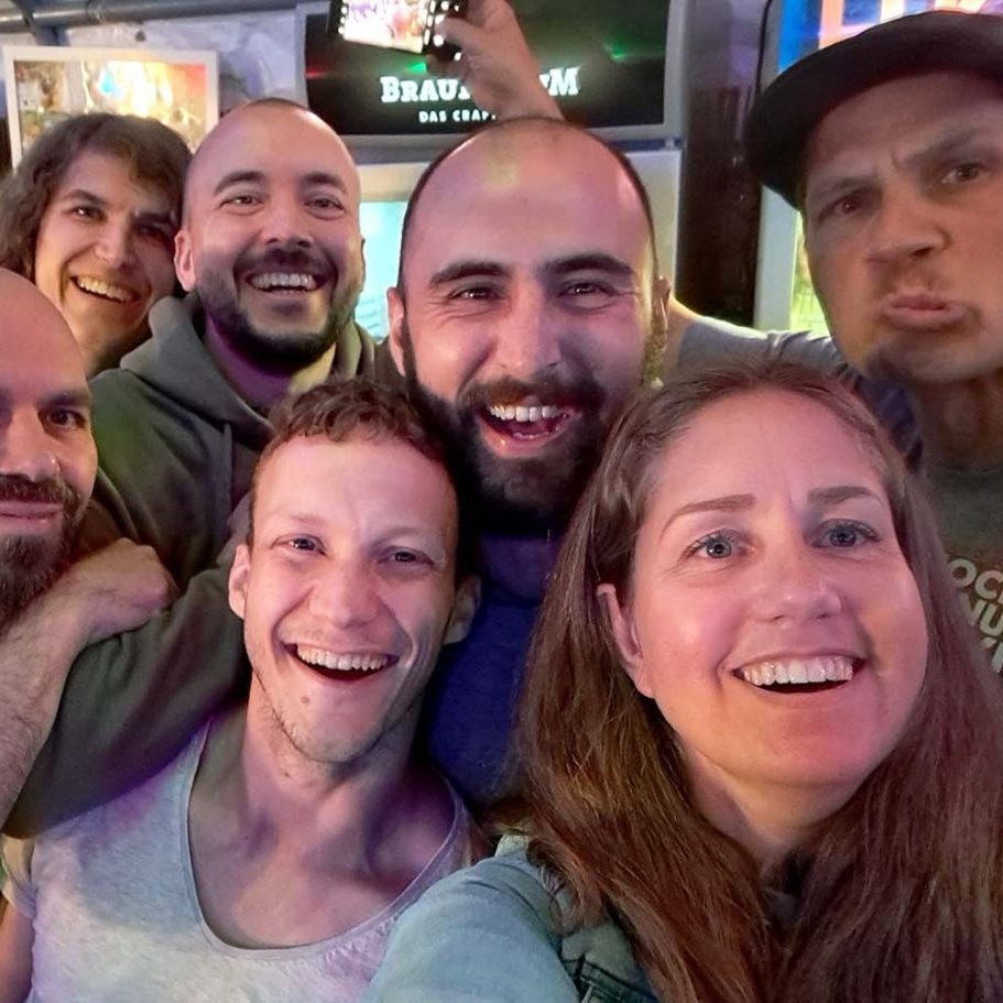 Gruppe von sieben Menschen posiert für ein fröhliches Selfie auf dem Höchster Schlossfest.