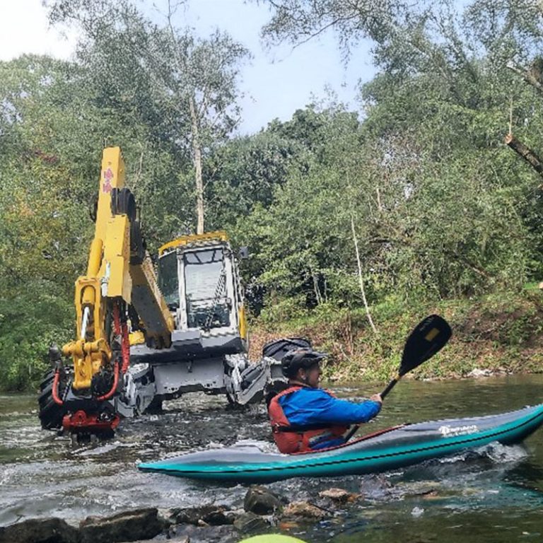 Ein Kanute beim Training auf der Nidda.