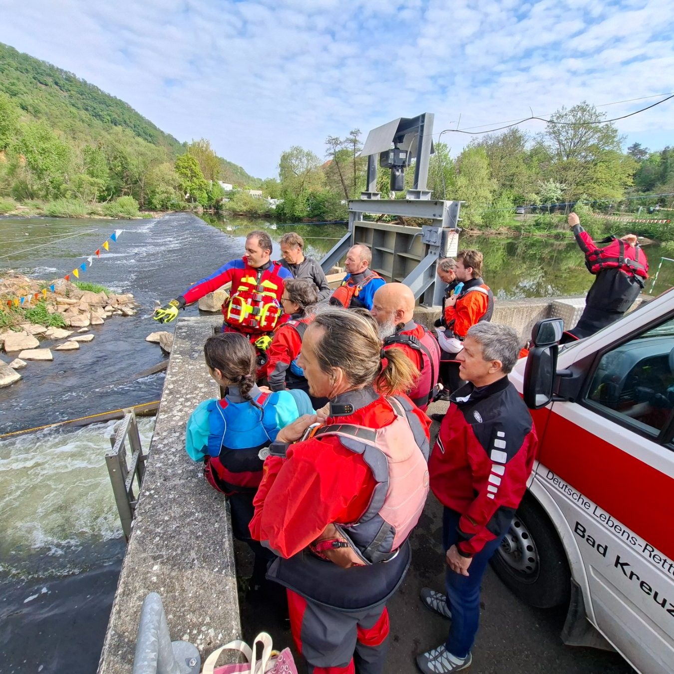 Wildwasserkanal Hüningen Kajakfahrer paddelt durch die Eingangsstufe in Hüningen